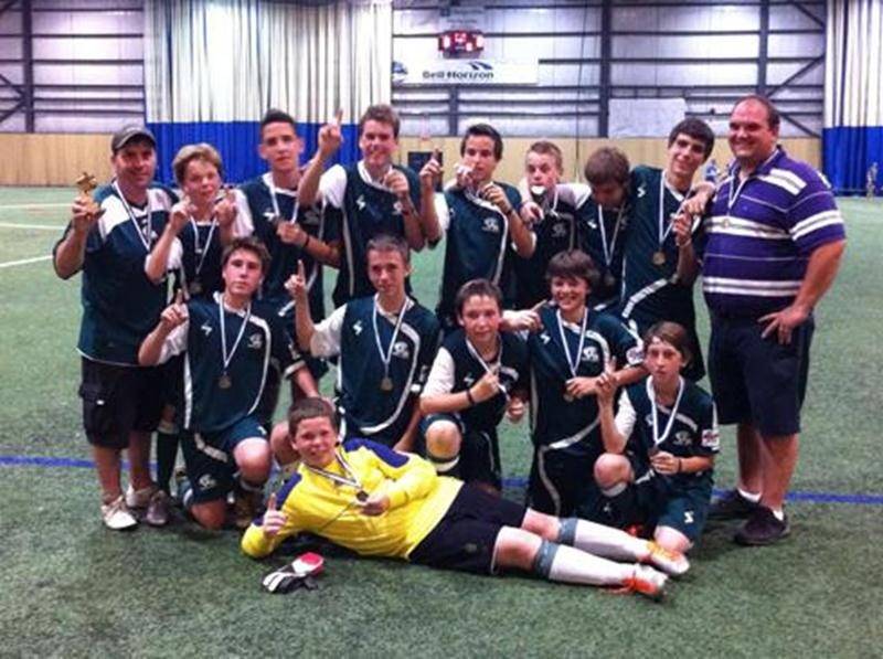 Invaincu en sept parties (cinq victoires et deux verdicts nuls) en saison régulière, l'Inter U14 A masculin a poursuivi sur sa lancée, dimanche, en enlevant les honneurs du tournoi national de soccer de Trois-Rivières. Plaisir et performance sont les mots d'ordre de la formation dirigée par Pierre Sauvé et Pierre Harnois.