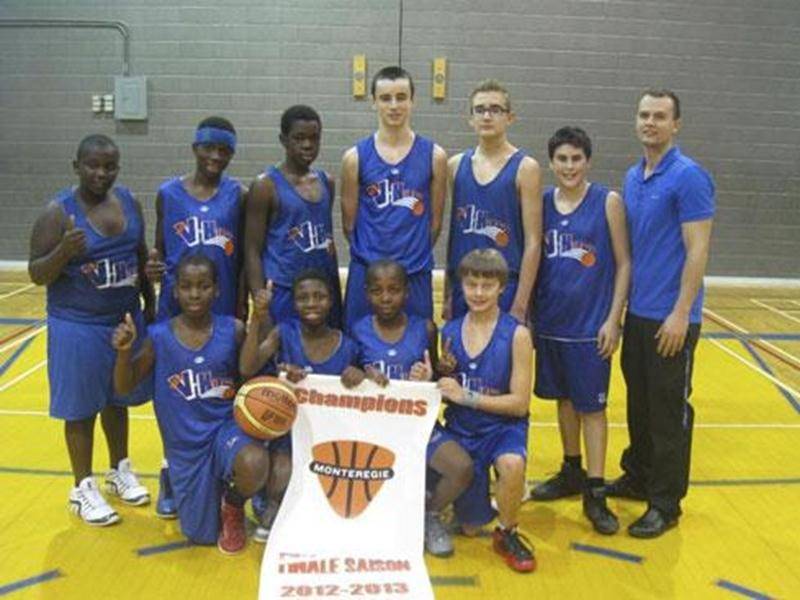 Les V-Kings de Saint-Hyacinthe ont mis la main sur une troisième bannière depuis le début de la saison lors du Tournoi de la Montérégie les 15 et 16 décembre du côté de Longueuil, à l'école Notre-Dame-de-Lourdes. L'équipe atome élite a remporté ses trois rencontres, dont le match en finale contre le programme subventionné « Bien dans mes baskets » de l'école Jeanne-Mance. Les V-Kings atome élite ont ainsi remporté leur deuxième bannière cette saison. L'équipe de catégorie cadet élite en a égalem