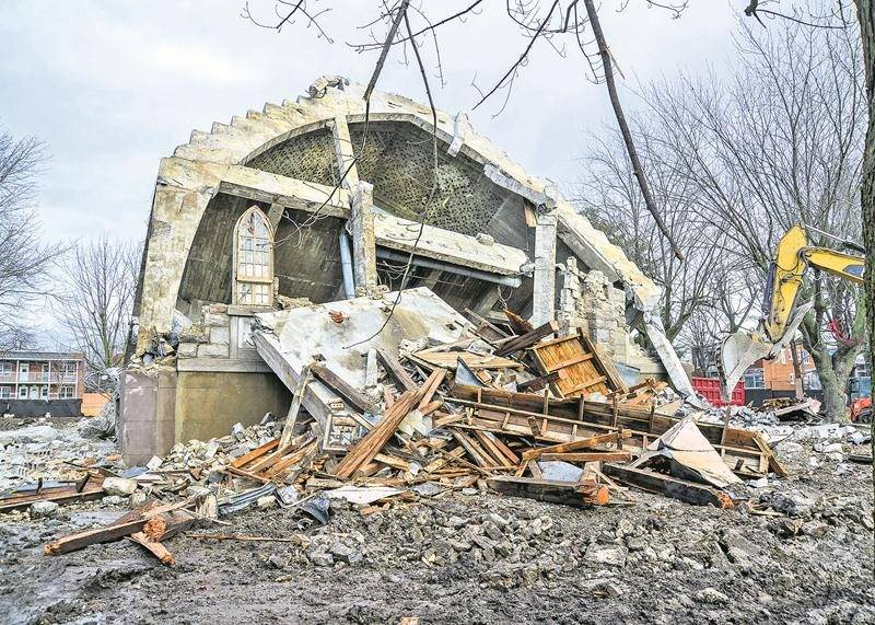 Les travaux de démolition ont progressé rapidement cette semaine. Mercredi après-midi, il ne restait plus grand-chose de l’église Sacré-Coeur-de-Jésus. Photo François Larivière | Le Courrier ©