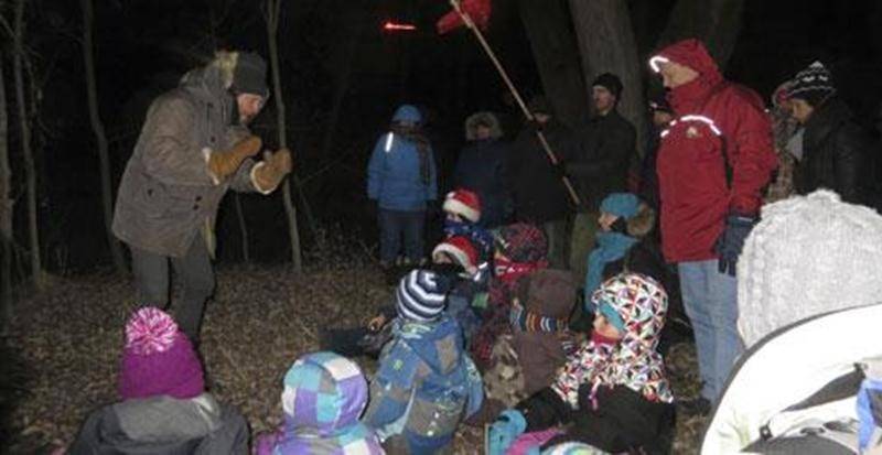 Le 15 décembre, à la Réserve naturelle Boisé-des-Douze, une cinquantaine de personnes ont vécu la magie de la randonnée contée « En attendant Noël ». Malgré le froid de ce samedi soir, d’une halte à l’autre, le conteur François Lavallée a séduit petits et grands avec ses captivantes histoires, sa musique et sa marionnette. « On reviendra l'an prochain! » prévoyait un papa devant l'intérêt de sa petite famille. Nul doute que cette tradition se poursuivra en 2013. Les randonnées contées au Boisé d