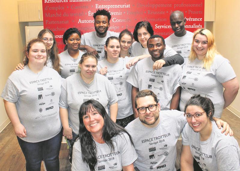 Les 11 jeunes volontaires du projet Espace trotteur et leurs accompagnateurs, Magalie Sauvé et Caroline Lavoie, conseillères en développement professionnel et Eric Devost, coordonnateur des services jeunesse et des activités entrepreneuriales.