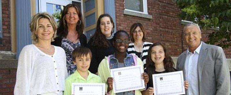 Le tout premier « Primaire en spectacle », un spectacle amateur qui permet aux élèves de faire valoir leur talent sur scène, a couronné ses premiers gagnants. Rebecca Celan (au centre), de l’école Assomption, a remporté le premier prix pour sa performance en chant. Gabriel Fredette (à gauche), lui aussi de l’école Assomption, s’est pour sa part illustré au violon pour décrocher la seconde place, alors que Haïfa Gravel (à droite), de l’école Saint-Sacrement, a obtenu le troisième prix pour son nu