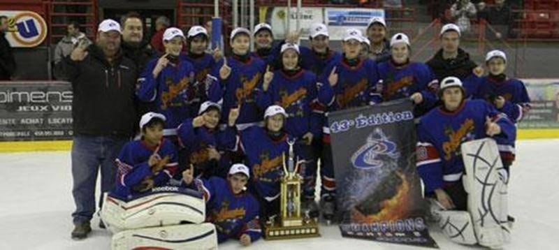 Les Cascades de Saint-Hyacinthe bantam B se sont démarqués parmi les 24 équipes participant au tournoi bantam de Granby en remportant cinq de leurs six parties, dont la finale les opposant aux Commandeurs de Pointe-Lévy. Les Cascades comptent dans leur rang : Samuel Lapointe, Félix Leclerc (trophée meilleur joueur du tournoi), William Pelletier, Alexis Farandou, David Plourde, Félix Cournoyer, Anthony Seyer, Karine Noiseux, Maxime Desrosiers, Yoan Cadieux, Jean-Simon Chouinard, Colin Cimon, Nico