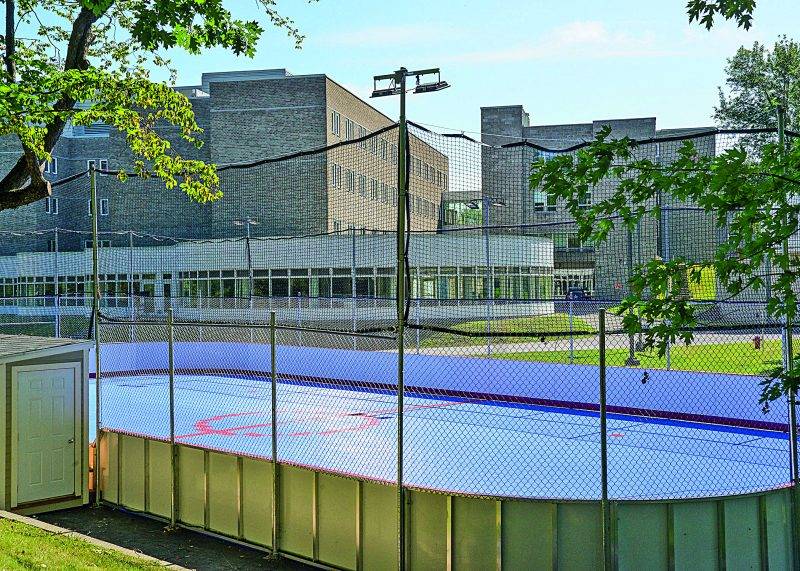 Un nouveau terrain de dek hockey vient de s’ajouter aux infrastructures sportives du CSM. Photo François Larivière | Le Courrier ©