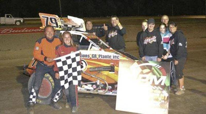 Réjean Plante a remporté la première course en série STR à l'autodrome RPM de Saint-Marcel le 18 mai. Il a devancé de justesse sa fille Josianne avec qui il a lutté tout au long de la course afin de savoir qui allait franchir le drapeau à damiers en premier. L'autre membre de la famille Plante en piste, Maxime, a été victime d'ennuis à la suite d'un changement effectué sur la voiture, le reléguant en 7 e position sur les 20 pilotes ayant pris part au départ.