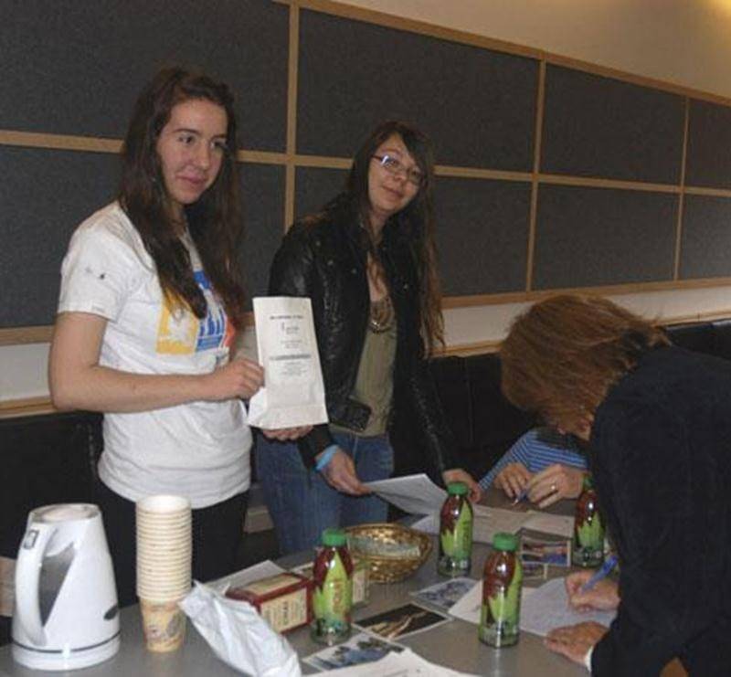 Grâce à la finissante Alexandrine Esquilat, le Collège Saint-Maurice sera présent au Relais pour la vie de la Société canadienne du cancer, sur le parcours de Saint-Hyacinthe. En plus de coordonner son équipe et leur levée de fonds, Alexandrine s'est impliquée dans diverses causes environnementales et de justice sociale, si bien qu’elle a été choisie comme candidate au Prix du mérite municipal. Elle recevra son prix à l’Assemblée nationale à Québec dans l’après-midi du 8 juin, tout juste avant d