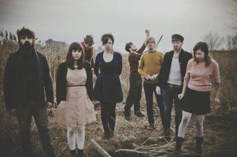 Le groupe montréalais Canailles sera sur les planches du Zaricot, ce soir, à 21 h, avec, en première partie, le groupe Chahut d'ruelle. C'est à l'été 2009, dans le parc La Fontaine, que le groupe Canailles est né sous le nom de Drunken Sailors. Au départ, six musiciens se rencontrent pour improviser leurs versions de classiques bluegrass, country et blues et en viennent à mener un projet commun. Composé aujourd'hui de huit musiciens autodidactes, le groupe compose ses propres pièces en français