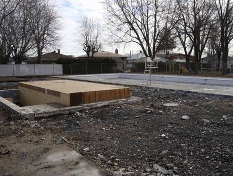Voué à la démolition pour être remplacé, le bâtiment de service de la piscine des loisirs La Providence, rue Saint-Paul, a déjà disparu du paysage. Il sera reconstruit par la firme Arri Construction, de Saint-Hyacinthe, l'entrepreneur général à qui le conseil municipal a octroyé lundi, en séance extraordinaire, un contrat de 435 709 $ pour la démolition du pavillon - on peut dire que ça n'a pas traîné! - et sa reconstruction selon les plans du bureau Goyette Architecte, également de Saint-Hyacin