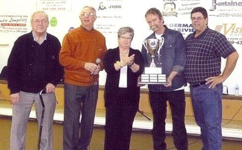 Le vendredi 30 mars, à l'occasion du Tournoi Jean-Marie Robidoux, les membres du Club de croquet de Sainte-Rosalie ont rendu un bel hommage à leur ami Jean-Marie, décédé le 16 novembre 2011, au Club, après une belle victoire. Le trophée Gérard-Giguère a été remis à son épouse Céline, en guise de reconnaissance. Elle est accompagnée sur la photo de Germain Robidoux (frère de Jean-Marie), André Boucher (organisateur), Gérard Giguère et Michel Pion.