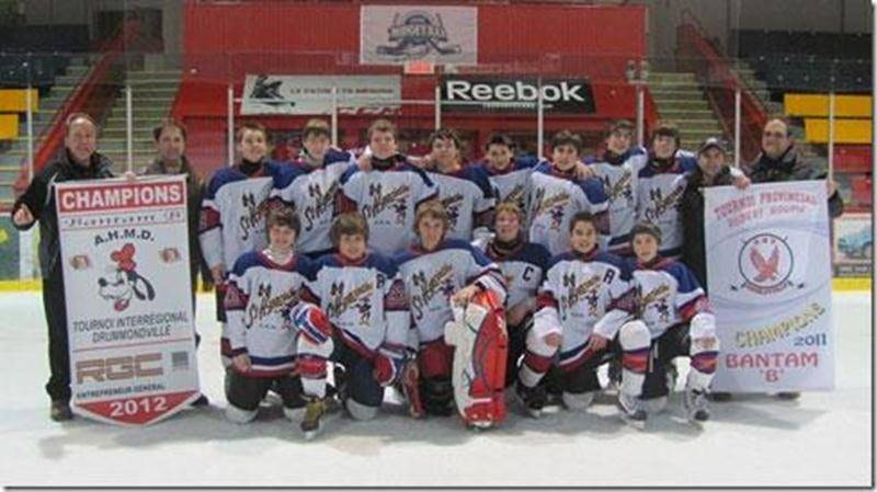 La saison 2011-2012 en est une de rêve pour les Cascades de Saint-Hyacinthe bantam B. Après un début de saison laborieux, une métamorphose s’est opérée dans la chambre des joueurs, créant une nouvelle synergie. Depuis l’équipe montre une fiche de 10-2-2 en saison régulière. Les Cascades ont aussi remporté les honneurs des tournois provinciaux de Daveluyville et Drummondville. Ils forment une équipe transformée depuis l’arrivée de l’entraîneur Guy Ménard qui, dès sont entrée en fonction, a su imp