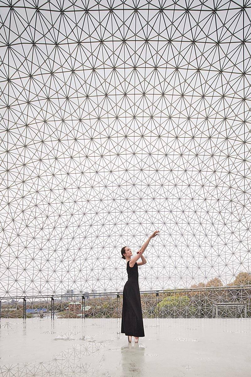Les 30 photos de l’exposition Ballet mettent en vedette des ballerines, des vêtements montréalais, et des lieux connus de la métropole. « Cette exposition est un hommage au talent montréalais », résume la Maskoutaine Myriam Benoit, instigatrice du projet. Photo Alexandre Guilbeault