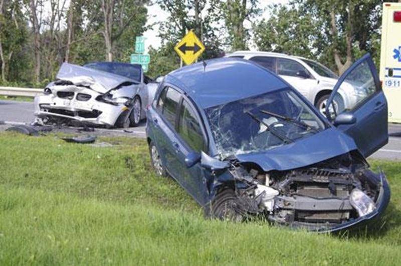 Une collision frontale a fait deux blessés le 2 août sur la route 231 à l'intersection du rang Saint-Simon à Saint-Hyacinthe. « Deux hommes ont été transportés au Centre hospitalier Honoré-Mercier pour y soigner des blessures mineures », indique la sergente Ingrid Asselin, porte-parole de la SQ. L'impact est survenu alors que le premier véhicule, circulant sur la route 231 en direction de Saint-Hyacinthe, a voulu tourner à gauche pour prendre le rang Saint-Simon, en dépassant un camion qu'il sui