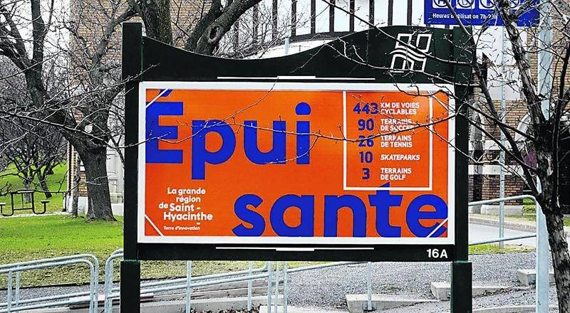 Photothèque | Le Courrier © Pour promouvoir son image de marque, la grande région de Saint-Hyacinthe a accouché d’une campagne publicitaire audacieuse et controversée dotée d’un budget de 1,2 M$. Les qualificatifs à double sens de cette campagne, tout comme son coût, n’ont pas fait l’unanimité dans le milieu. Pire, cette campagne est désormais un élément de mesure qui revient hanter les élus. Exemple : la Ville de Saint-Hyacinthe n’a pas les moyens de supporter les organismes communautaires en r