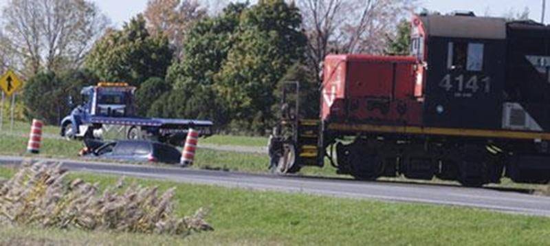 Le conducteur d'une fourgonnette a eu une petite frousse le 18 octobre alors que son véhicule s'est retrouvé dans le terre-plein de l'autoroute 20 à la hauteur de la sortie 130, à proximité de l'endroit où une voie ferrée traverse l'autoroute. Au même moment, un convoi de marchandises passait dans le secteur, comme on peut l'observer sur la photo. Le conducteur n'a subi que des blessures mineures. Plus de peur que de mal dans son cas.
