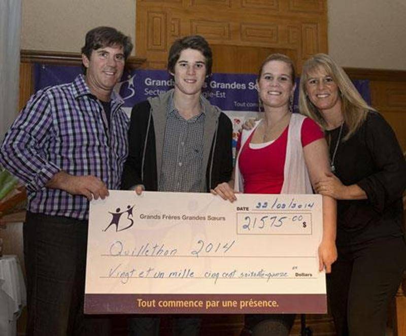 La famille Bourgeois Parenteau, propriétaire de la Rôtisserie Excellence, s’est investie corps et âme pour atteindre l’objectif de 20 000 $ que l’organisme Les Grands Frères Grandes Soeurs s’était fixé lors du 20 e Quillethon. Leur espoir est devenu réalité lorsque les commanditaires et plus de 350 joueurs de quilles sont venus les appuyer pour dépasser la somme fixée au départ et atteindre rien de moins que 21 575 $. Sur la photo, de gauche à droite, Martial, Jérémy, Amélie et Isabelle. Les Gra