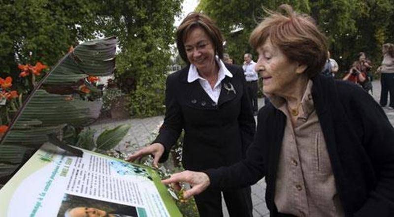 Une plaque commémorative en mémoire de Daniel A. Séguin, fondateur du Jardin Daniel A. Séguin, a été inaugurée le samedi 22 septembre au Jardin maskoutain. Souffrant d'une maladie grave, M. Séguin est décédé le 7 janvier 2012 à l'âge de 83 ans. L'inauguration s'est déroulée en présence des membres de sa famille, dont sa conjointe et son fils. Sur la plaque, on peut lire la dernière phrase qu'il a dite avant de mourir : « Je regarderai mon jardin d'en haut avec mon drapeau bleu ». Sur cette photo