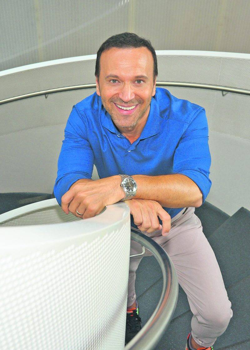 Outre son one-man-show, Joël Legendre s’occupe cet automne avec le tournage de l’émission Ouvrez, on ne sait jamais, qui sera diffusée à Canal Vie, et poursuit ses chroniques aux Échangistes jusqu’en mi-septembre. Il travaille également sur une nouvelle émission qui serait diffusée sur les ondes de VÉRO.TV à l’hiver, mais n’a pas pu en dire plus pour le moment! Photo François Larivière | Le Courrier ©