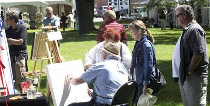 Avec le soleil au rendez-vous, la troisième édition du Symposium Visit'art a été une réussite, selon Maryse Laroche Plourde, présidente du conseil d'administration de l'organisme Visit'art. Ce regroupement d'artistes et artisans maskoutains a eu lieu les 9 et 10 juin au Jardin des Anciens Maires de Saint-Hyacinthe. Cette année, plus de 2 000 personnes ont visité les 80 artistes et artisans exposants lors de cette activité. Il s'agit du double de visiteurs comparativement à l'an dernier.