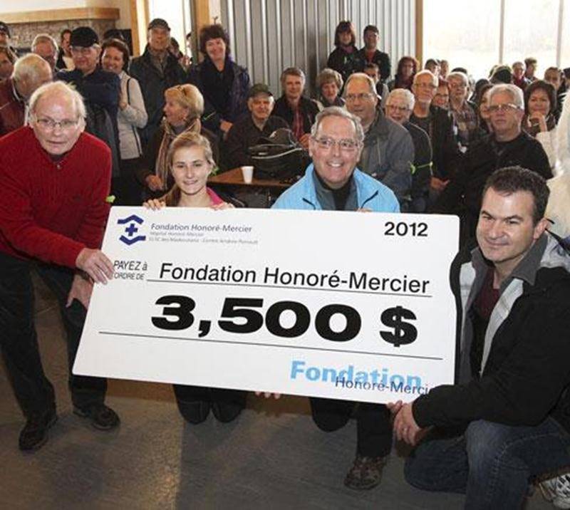 La marche au profit de l’unité de dialyse du centre hospitalier Honoré-Mercier a permis, le 28 octobre, d’amasser 4 444 $. Cette somme permettra de défrayer une partie des coûts liés à l’achat de nouveaux appareils hémodialyseurs. L’activité, tenue au parc Les Salines, était organisée par Maude Pichette, une finissante au Collège Saint-Maurice. Les participants ont d’abord complété la marche pour ensuite assister à une rencontre-conférence au cours de laquelle un patient a expliqué l’importance