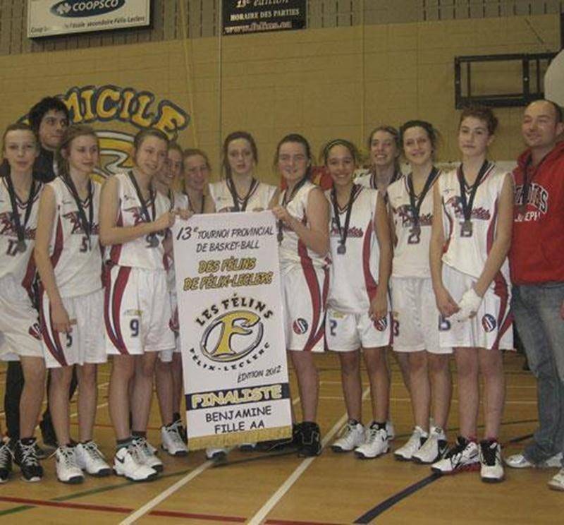 L'équipe féminine de basketball de l'École secondaire Saint-Joseph a décroché sa troisième bannière de la saison, en classe benjamin AA, en atteignant la finale du tournoi provincial de Repentigny, qui avait lieu du 3 au 5 février. L'équipe dirigée par Jonathan Morin et Nicolas Jauvin a connu un beau parcours en remportant ses trois premiers matchs au compte de 36-31 contre l'École Mont Saint-Sacrement (Québec), 46-24 contre l'École Père-Mariste (Québec) et 38-37 contre l'École Félix-Leclerc (Re