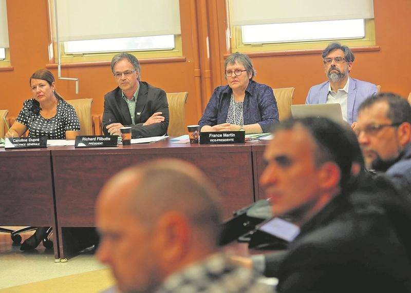 Quelques représentants de la CSSH pendant une séance du conseil des commissaires : la directrice générale Caroline Dupré, le président Richard Flibotte, la vice-présidente France Martin et le directeur général adjoint Daniel Camirand. Photo Robert Gosselin | Le Courrier ©