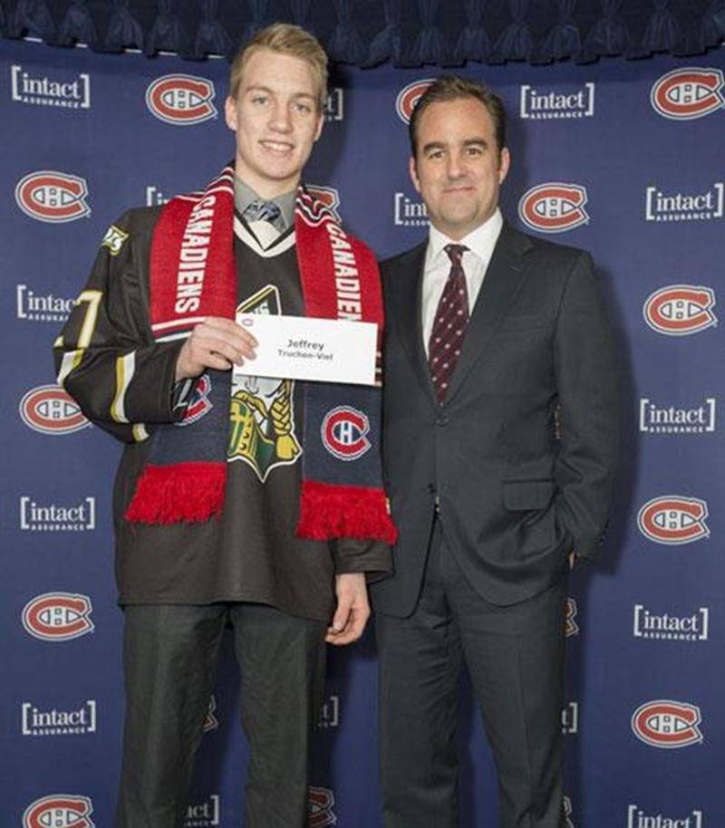 Le capitaine des Gaulois d’Antoine-Girouard, Jeffrey Truchon-Viel, a reçu une bourse d’excellence académique de la part de l’organisation du Canadien de Montréal, une bourse de 1 500 $. L’athlète maskoutain de 17 ans a maintenu une moyenne générale de 87 % lors de la première étape scolaire, obtenant entre autres des résultats de 97 % en physique et 90 % en chimie. En 42 parties, il a inscrit 22 buts et amassé 23 aides pour un total de 45 points. On le voit en compagnie du président du CH, Geoff
