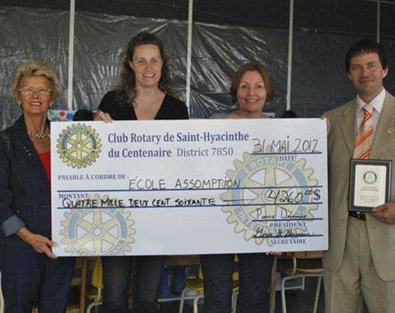 Le Club Rotary de Saint-Hyacinthe appuie financièrement l'école Assomption dans la mise sur pied du projet Yogart, qui vient en aide aux enfants vivant avec l'autisme et autres handicaps. Ceux-ci auront la chance d'apprendre des techniques de yoga et d'être initiés à la peinture. La remise d'un chèque de 4 261 $ par le président Pierre Dumaine et Monique Larougery s'est déroulée en présence de Nancy Laliberté, présidente du conseil d'établissement de l'école Assomption et de l'enseignante Louise