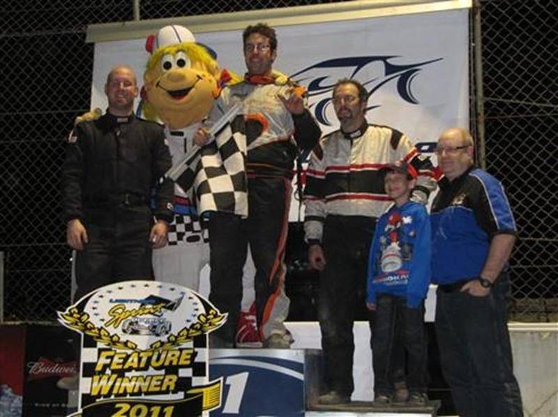 Le Maskoutain Simon Couture (au centre sur la photo), champion en 2009 et 2010 de la série <em>Lightning Sprint Québec</em>, a enlevé la première manche du calendrier 2011, samedi, à l'autodrome de Drummondville. Le champion en titre a démontré une patience à toute épreuve en s'emparant de la tête en fin de parcours. Il a devancé Guillaume Nerderer et Yves Girard à la ligne d'arrivée. La prochaine course de la série aura lieu ce samedi, au RPM Speedway de Saint-Marcel.