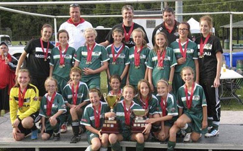 Après avoir terminé en première position du classement de la LSRY, l'équipe féminine U12 A du FC Saint-Hyacinthe a remporté les honneurs des séries éliminatoires, le 9 septembre, à Chambly. Durant leur parcours, les Maskoutaines ont notamment battu l'Attak du Richelieu par la marque de 4-1 et le CSVR (Beloeil) par le pointage de 2-1. Sur la photo, rangée du bas : Amy Thibault (gardienne), Jade Lussier, Laurie Bernier, Mathilde Lavallée, Josianne Castonguay, Florence Desmeules (capitaine), Ariane