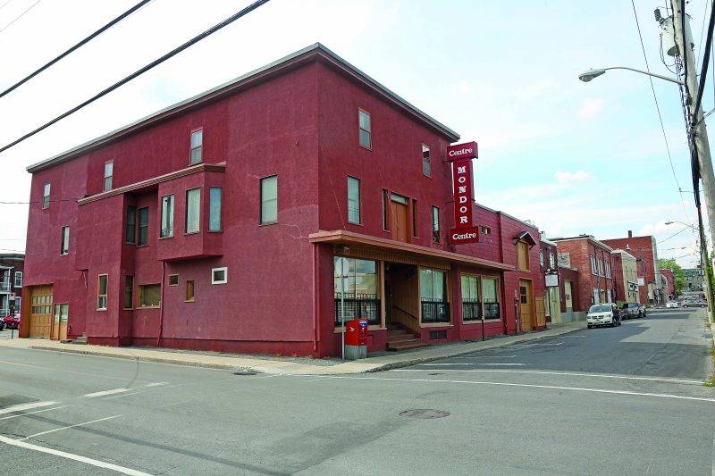 Toute cette portion de la rue Mondor devrait devenir un stationnement municipal de 87 places. Il sera situé juste en face du stationnement Centre-ville, près de la pharmacie Jean Coutu. Photo Robert Gosselin | Le Courrier ©