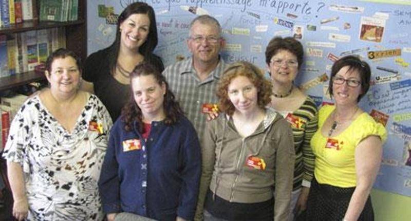 La députée de Saint-Hyacinthe-Bagot, Marie-Claude Morin, a rendu visite à l’Aide Pédagogique aux Adultes et aux Jeunes (APAJ) de Saint-Hyacinthe, le mercredi 23 mai. Cette visite lui a permis de discuter avec les participants, les bénévoles et les aidants de l’organisme, qui offre de nombreuses activités d’apprentissage à la lecture et au calcul. Plus de 60 participants franchissent les portes de l’APAJ chaque semaine afin de briser l’isolement, apprendre et partager avec les autres participants