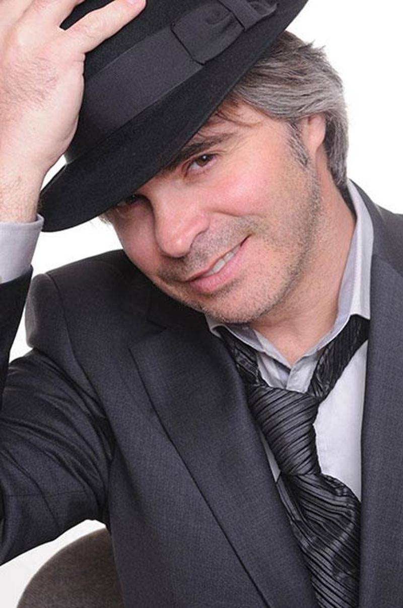 C’est le dimanche 27 novembre, à 14 h 30, que Steeve Diamond présentera un spectacle de Noël à l’église de la paroisse Sainte-Eugénie de Saint-Hyacinthe, située au 4750, rue Jacques-Cartier (secteur Douville). Lors de cette prestation principalement axée sur la performance vocale, l’artiste revisitera les grands succès de Pavarotti, Bocelli, Piaf, Ginette Reno, ainsi que de plusieurs autres artistes de renom. Il va sans dire que l’imitation tiendra une place de choix lors de ce spectacle. Les bi