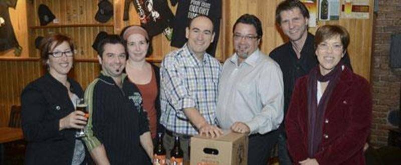 Au printemps dernier, la microbrasserie Le Bilboquet s’associait à la cause de l’analphabétisme en brassant une toute nouvelle bière appelée « La Bienfaisante ». François Grisé, propriétaire de l’entreprise, a remis les profits qui se chiffrent jusqu’à maintenant à 2 500 $. Cette somme permettra à l’organisme Aide Pédagogique aux Adultes et aux Jeunes, APAJ, de poursuivre sa mission. Le conseil d’administration tient à remercier François et Benoît Grisé, copropriétaires, qui ont bien voulu soute