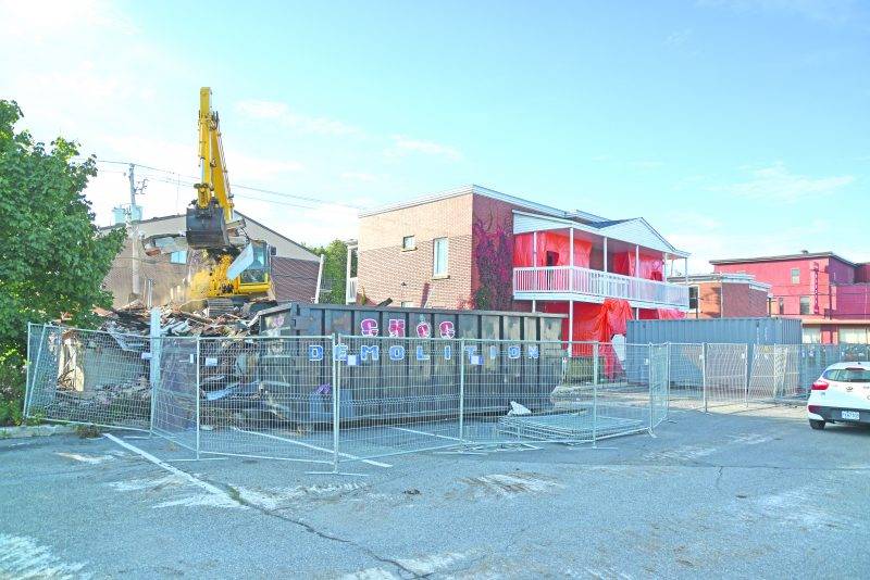 Après des travaux préparatoires, la démolition a réellement commencé ce mercredi sur la rue Marguerite-Bourgeoys au centre-ville. Photo François Larivière | Le Courrier ©
