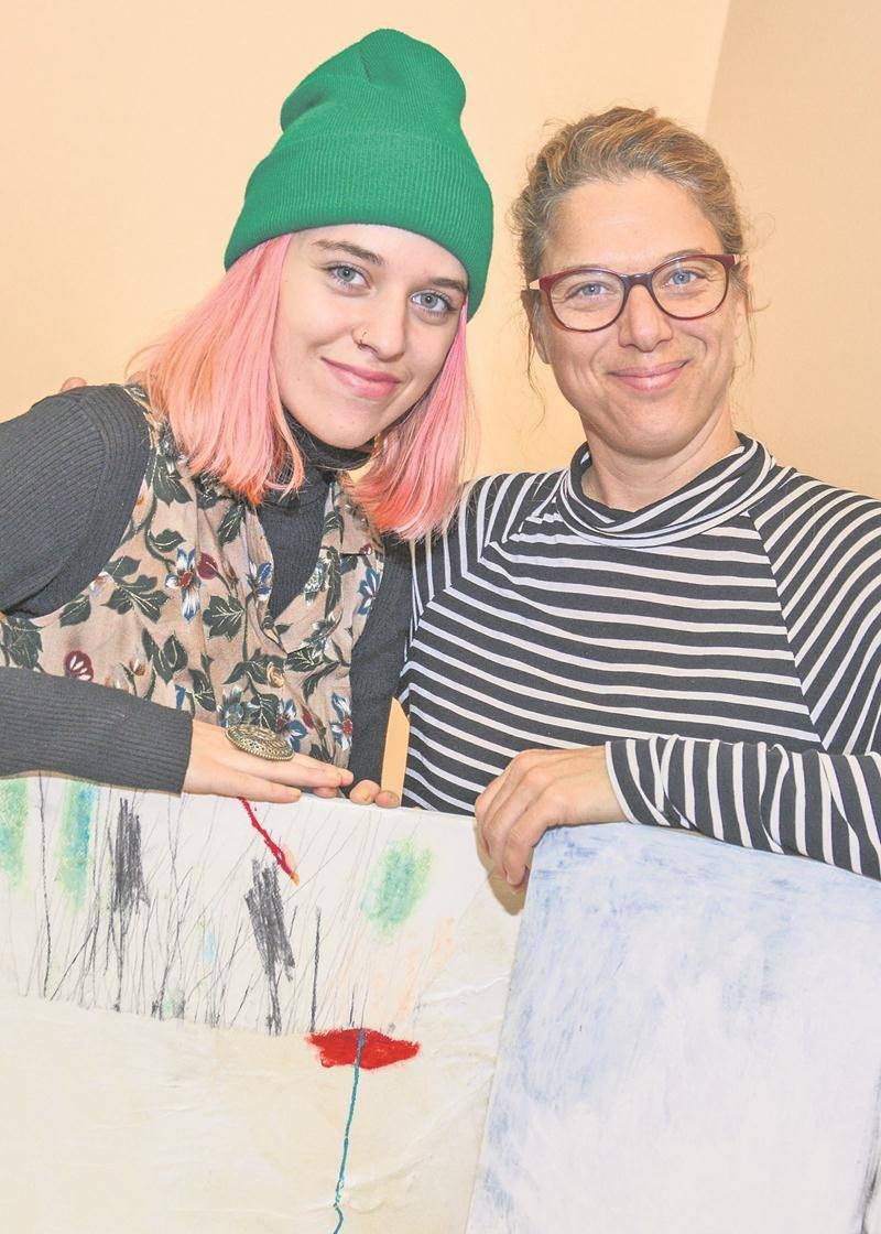 Brigitte Cordeau, à droite, n’a que de bons mots pour sa nièce Karolanne Solis. « Elle est très talentueuse. L’art, c’est vraiment viscéral pour elle! » Photo François Larivière | Le Courrier ©