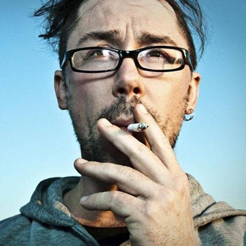 Le chanteur et parolier du défunt groupe rock-métal <em>Les Goules</em>, formation phare de la scène alternative québécoise de 2001 à 2006, revient avec un nouveau projet solo. Après avoir lancé <em>Les Années Monsieur</em> en 2008, sur lequel apparaît ses « chansons de jeunesse », Keith Kouna lance, le 18 septembre, un nouvel album intitulé <em>Du plaisir et des bombes</em> sur lequel il propose 11 titres. L'auteur-compositeur-interprète sera en prestation le 13 septembre au Zaricot à 21 h.