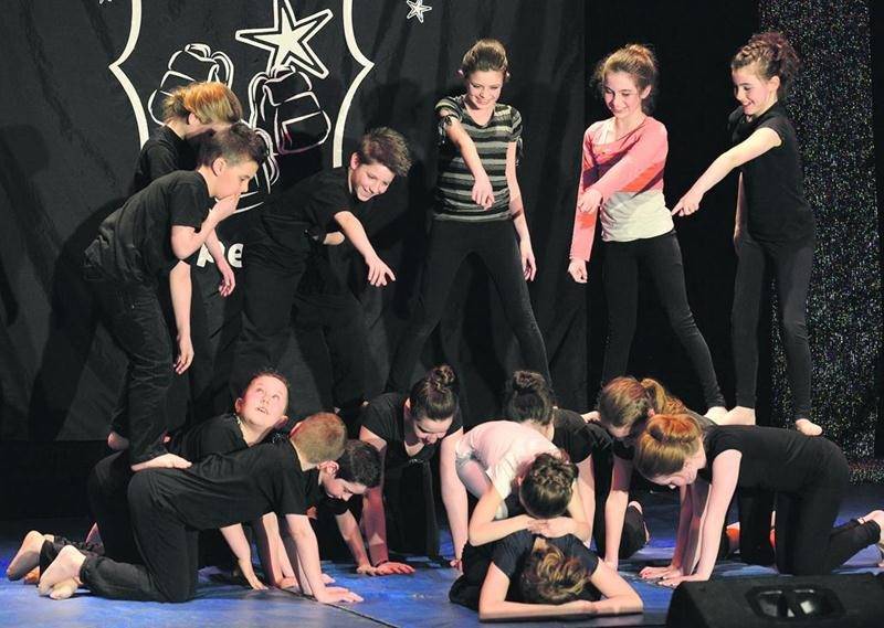 Les moments forts de la grande finale de la quatrième édition de Primaire en spectacles à Saint-Hyacinthe. 1 Les grandes gagnantes représentant l’école Saint-André; 2 Une belle deuxième place pour ce parfait duo de Saint-Pie en compagnie des membres du jury; 3 La troupe de Roxton Falls ne s’est pas laissé intimider en troisième place; 4 Direction Granby pour Audrey-Anne Germain de Sainte-Madeleine; 5 Victoria Laberge et Élyanne Leclerc ont conquis le coeur du public; 6 Les animateurs