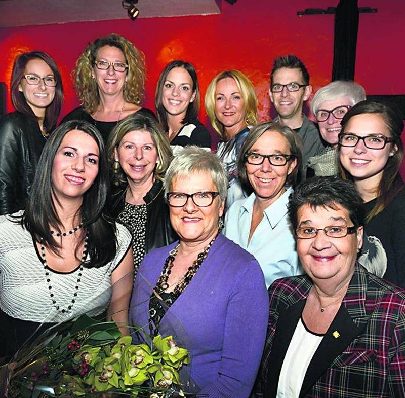 Première rangée de gauche à droite : Mélissa Guertin, gagnante de la métamorphose; Jocelyne Deslandes, Fleuriste Au Jardin d’Eden; Sylvie Chagnon, présidente d’honneur; Anick Larivière, Imprimerie Maska; Ginette Comtois, agente de développement Société canadienne du cancer; Fanny St-Onge, Boutique Moi et l’Autre. Deuxième rangée : Émilie Madore, Le Courrier de Saint-Hyacinthe; Sylvie Gingras, Bijolie création québécoise; Amélie Auger, Boutique Chooz; Jo-Ann Lapalme, Cosmopole Coiffure; Sylvain A