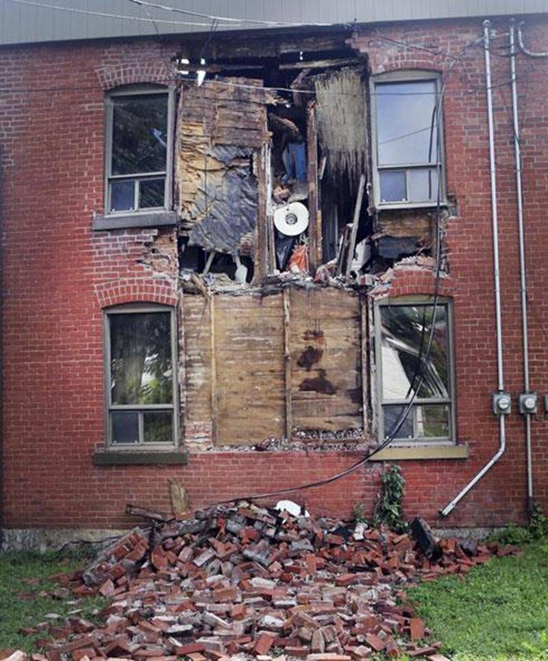 Le mur d'un bâtiment de la rue Sainte-Marie au centre-ville de Saint-Hyacinthe s'est effondré mardi soir. Les pompiers ont reçu un appel vers 20 h 30 et sont immédiatement intervenus, avec l'aide du Service d'urbanisme de la Ville, afin de sécuriser les lieux. Le bâtiment concerné était abandonné. Le Service des incendies a tenté de rejoindre son propriétaire, sans succès. Bien qu'aucun répertoire des bâtiments menaçants n'est tenu à Saint-Hyacinthe, les pompiers avaient avisé le Service d'urban