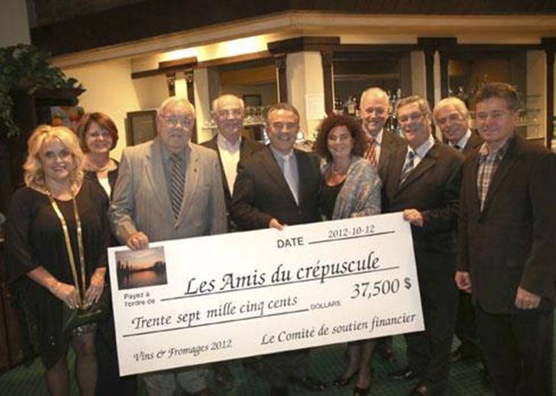 Sous la présidence d'honneur de Robert Robin, la dégustation de vins et fromages au profit de l'organisme Les Amis du Crépuscule a réuni plus de 300 participants au Club de golf de Saint-Hyacinthe le 12 octobre et permis d'amasser la jolie somme de 37 500 $. Le comité de soutien financier était entre autres composé de Gérard Boutin, France Gonthier, Lise D'Amour, Michel Gaumond, Micheline Thibodeau, Jean Bienvenue, Kenneth Hilt, Robert Robin, Roger Fontaine et Michel Potvin.