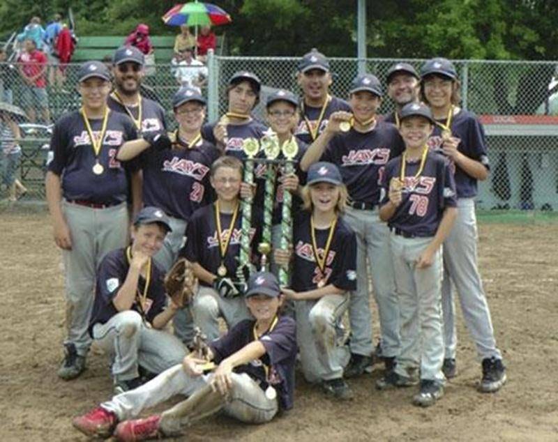 Les Jays de Saint-Hyacinthe pee-wee B ont triomphé au tournoi de Nicolet au début juillet. L'équipe maskoutaine a mis la main sur un premier titre cette saison en remportant la finale disputée le 13 juillet. Sur la photo, on retrouve : Nicolas Arpin, Vincent Beauregard, Florent Carrier, William Ethier, Laurence Jodoin, Zachary Lambert, Gabriel Mailloux, Félix Phaneuf, Alec Plourde Lamoureux, Alejandro Roldan Ramirez, David St-Jacques et les entraîneurs Dominic Phaneuf, Dominic Mailloux et Christ