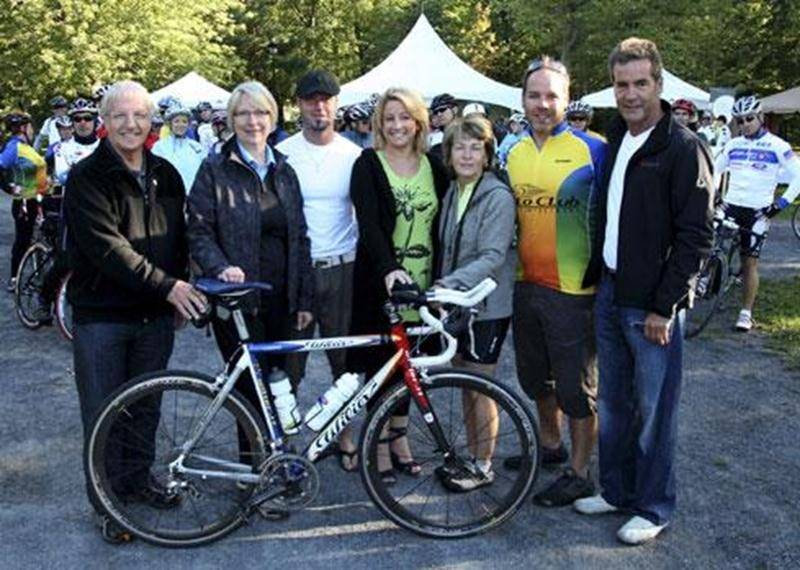 L’équipe Anik Armand, de Valeurs Mobilières Desjardins, ainsi que tous les partenaires financiers et collaborateurs sont heureux du résultat obtenu le dimanche 11 septembre, pour le Défi Vélo Santé. Toutes les inscriptions à cette activité cycliste et le soutien du milieu maskoutain ont permis de remettre 20 000 $ à la Fondation Aline-Letendre pour qu’elle puisse poursuivre sa mission d’améliorer le mieux-être de tous les résidents du C.H. Hôtel-Dieu-de-Saint-Hyacinthe. Sur la photo prise lors d