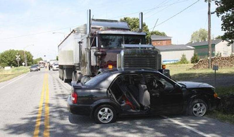 Une femme de 63 ans a été blessée, le 12 juillet, dans un accident survenu sur la route 235, à Saint-Pie. L'automobiliste circulait en direction sud lorsqu'elle aurait ralenti à l'approche du rang Émileville afin d'effectuer un virage. Le camion semi-remorque qui la suivait n'aurait pas eu le temps de s'immobiliser et aurait percuté la voiture, côté conducteur. La sexagénaire a été transportée vers le centre hospitalier pour soigner ses blessures. On ne craint pas pour sa vie. Le camionneur, un