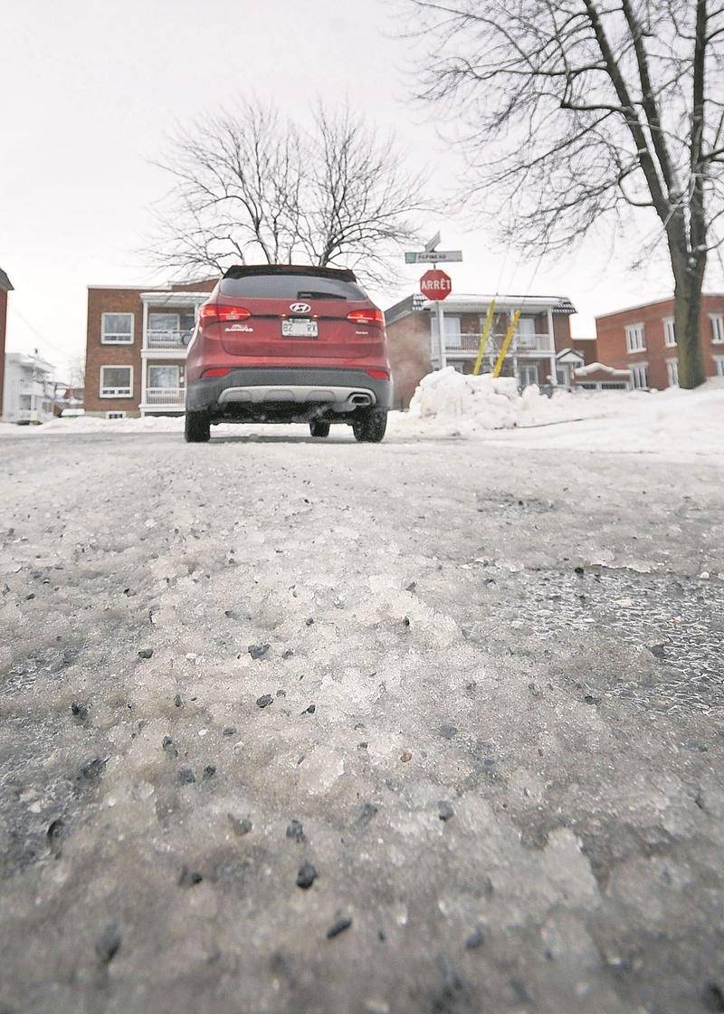 Entretenir les rues résidentielles sans utiliser de fondants ou d’abrasifs s’est révélé plus compliqué que prévu à Saint-Hyacinthe. La pratique devrait être révisée cet hiver, mais on ignore encore de quelle façon. Photo François Larivière | Le Courrier ©