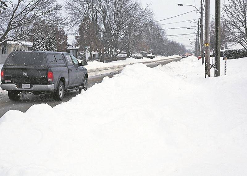 Le déneigement de l’avenue Castelneau ne semble pas être dans les priorités de la Ville, selon le conseiller André Beauregard, même s’il s’agit d’une artère importante. On la voit ici mardi, trois jours après la dernière tempête. Photo Robert Gosselin | Le Courrier ©
