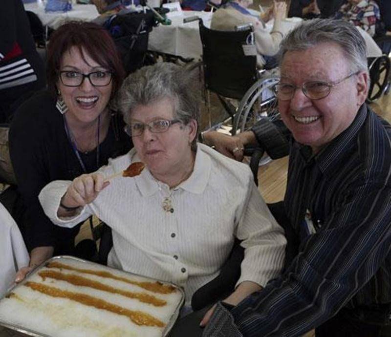 La traditionnelle partie de sucre de l’Hôtel-Dieu de Saint-Hyacinthe s’est tenue les 27 et 28 février. Les résidents, qui ont participé en grand nombre, ont eu l'occasion de déguster des produits d'érable dans une ambiance festive. Le sirop d’érable, les rafraîchissements ainsi que l’animation en musique et chansons ont été offerts par l’Association des Chevaliers bénévoles du centre d’hébergement. Les organisateurs aimeraient aussi souligner la collaboration des bénévoles, du personnel, du serv