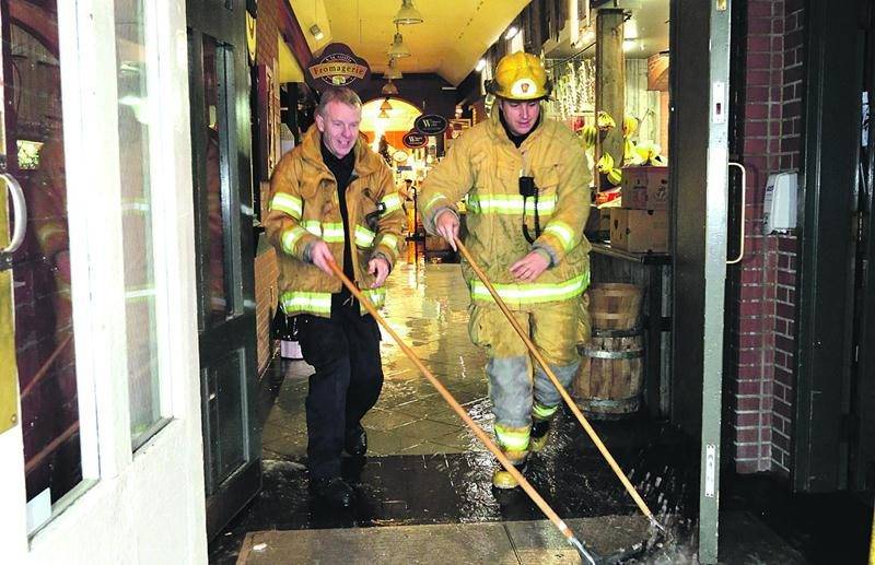 L'inondation survenue au Marché public de Saint-Hyacinthe en novembre 2014 continue de faire des vagues. Desjardins Assurances Générales réclame aujourd'hui la somme de 4394 $ à la Ville de Saint-Hyacinthe pour les dommages qu'elle a dû éponger à la suite de l'incident. Il s'agit en fait du montant de la réclamation que lui a présentée la Boucherie Charron, locataire du marché, pour compenser les pertes associées à la fermeture forcée et temporaire du commerce. Dans sa requête, l'assureur estime