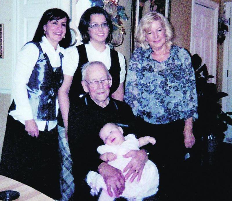 Paul Levesque, un résidant de Saint-Valérien-de-Milton depuis cinq ans, vient de célèbrer son 100e anniversaire le dimanche 26 avril. Natif de Saint-Alexis-de-Matapédia, M. Levesque a été entre autres forgeron et cultivateur. Selon sa fille Tyna, c’est le travail qui lui a permis de maintenir une bonne forme physique et ainsi atteindre le cap des 100 ans. On le voit ici entouré de sa petite-fille Marlène, de son arrière-petite-fille Mélissa, de sa fille Tyna et de son arrière-arrière-petite-fill