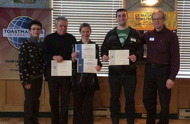 Toastmasters International est une organisation pour apprendre à développer ou exercer vos habiletés en communication et leadership. Vous êtes invités à participer aux rencontres régulières, tous les vendredis matins de 6 h 55 à 8 h 30, au Restaurant Lussier à Saint-Hyacinthe. Informations: Marie-Josée Normand 450 799 6012. Le Club Le Maskoutain tient à féliciter la gagnante du Club en improvisation et en discours, Marie-Josée Normand. Sur la photo de gauche à droite : France Gauthier (Président