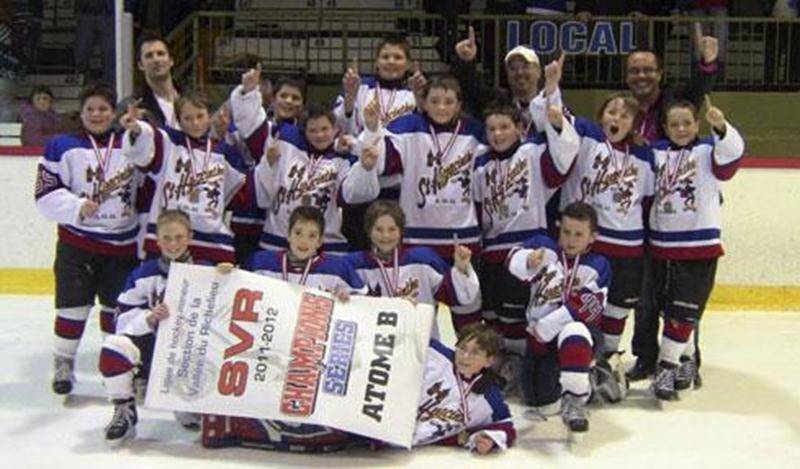 La fin de semaine dernière se terminaient les séries de fin de saison du hockey mineur à Saint-Hyacinthe. En classe atome B, les Gaulois de Saint-Hyacinthe ont été sacrés champions après avoir remporté cinq parties consécutives. Les Maskoutains représenteront la région de la Vallée-du-Richelieu aux championnats régionaux, qui se tiendront samedi et dimanche, à Marieville. Sur la photo : rangée du haut; Jonathan Carroll (adjoint), Mathieu Champigny, Gabriel Goyette-Meloche, Eric Salois (adjoint),